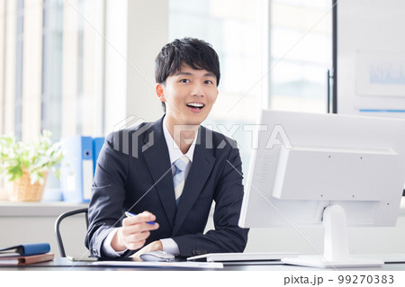 ビジネス　デスクワーク　仕事をする若い男性 99270383