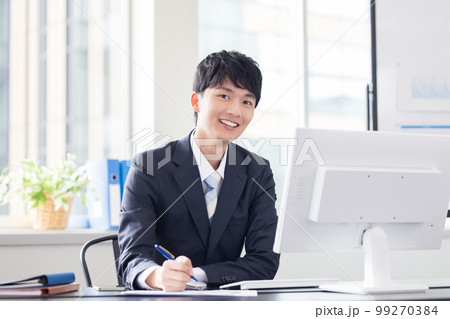ビジネス デスクワーク 仕事をする若い男性 ビジネス デスクワーク 仕事をする若い男性 99270384