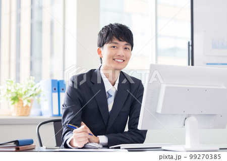 ビジネス　デスクワーク　仕事をする若い男性 99270385