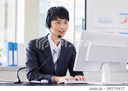 ビジネス　コールセンターで働く男性オペレーター 99270457