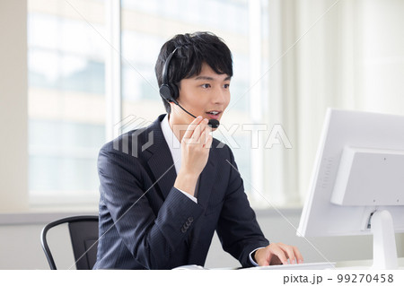 ビジネス　コールセンターで働く男性オペレーター 99270458
