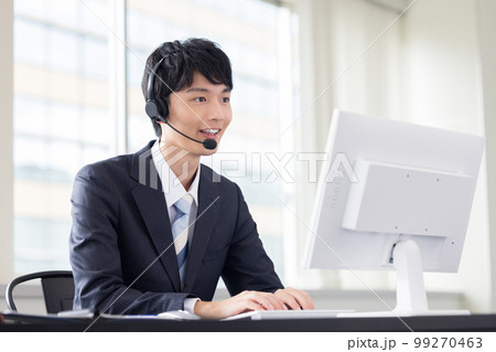 ビジネス　コールセンターで働く男性オペレーター 99270463