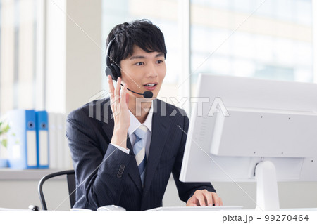 ビジネス　コールセンターで働く男性オペレーター 99270464