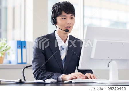 ビジネス　コールセンターで働く男性オペレーター 99270466
