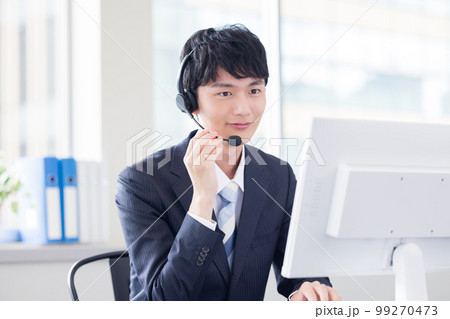 ビジネス コールセンターで働く男性オペレーター ビジネス コールセンターで働く男性オペレーター 99270473