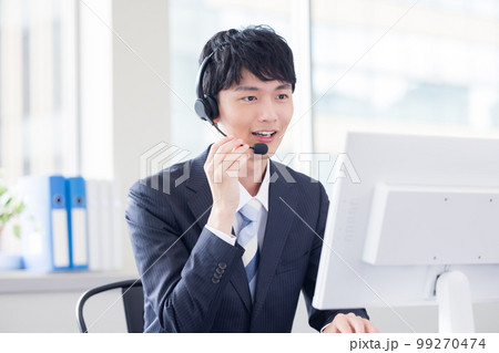 ビジネス　コールセンターで働く男性オペレーター 99270474