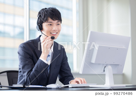 ビジネス コールセンターで働く男性オペレーター ビジネス コールセンターで働く男性オペレーター 99270486