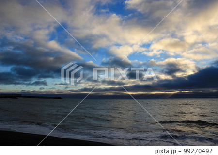 夕暮れの光る海 夕暮れの光る海 99270492