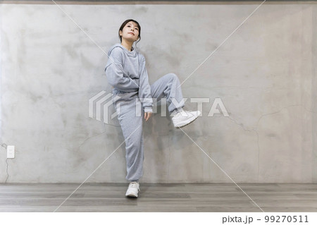 ダンススタジオで踊る若い女性 ダンス ヒップホップイメージ ダンススタジオで踊る若い女性 ダンス ヒップホップイメージ 99270511