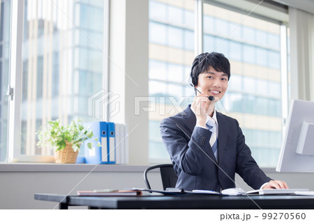 ビジネス　コールセンターで働く男性オペレーター 99270560