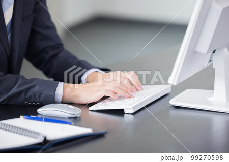 ビジネス パソコンで仕事をする男性の手元 ビジネス パソコンで仕事をする男性の手元 99270598