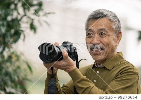 写真を撮るシニア男性 写真を撮るシニア男性 99270654