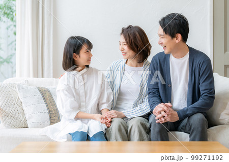 家族　ファミリー　リビング　ソファー 99271192