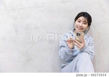 トレーニングウェアでスマホを見る若い女性 ヒップホップ ダンスイメージ トレーニングウェアでスマホを見る若い女性 ヒップホップ ダンスイメージ 99271654