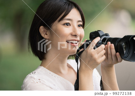 カメラを持つ女性 カメラを持つ女性 99272138