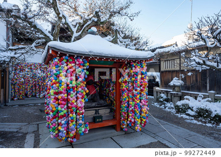 八坂庚申堂の賓頭盧堂と雪 八坂庚申堂の賓頭盧堂と雪 99272449