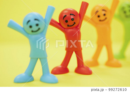 楽しそうなカラフル人形 99272610