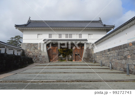 小田原城の「銅(あかがね)門」（神奈川県小田原市） 99272743