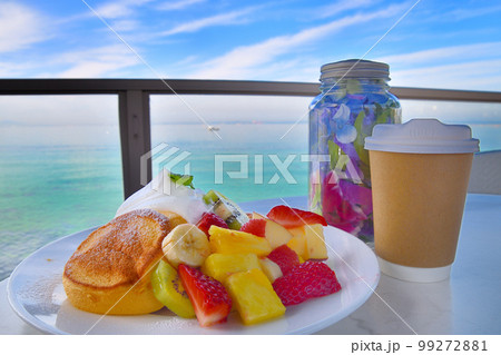 リゾート地のパンケーキとフルーツ 99272881