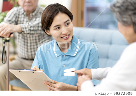 体調管理をする介護士 体調管理をする介護士 99272909