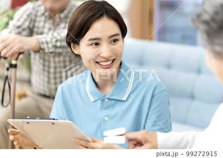 体調管理をする介護士 体調管理をする介護士 99272915