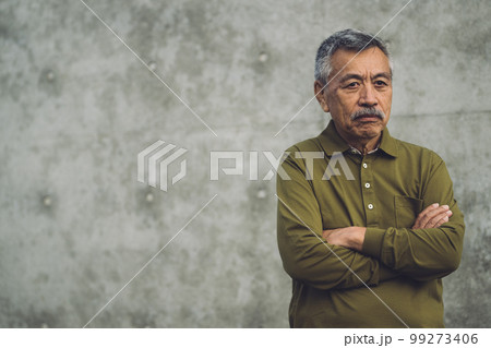 白髪の70代男性 白髪の70代男性 99273406