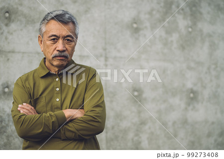 白髪の70代男性 白髪の70代男性 99273408