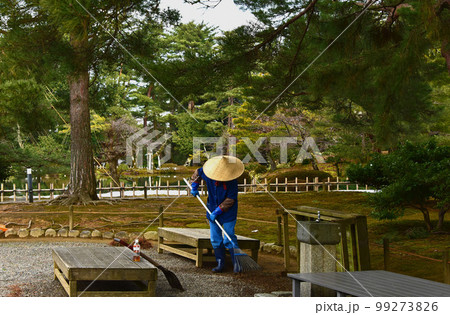 石川県　冬の兼六園 99273826