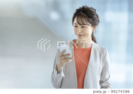 スマートフォンを持ったビジネスウーマン 99274586