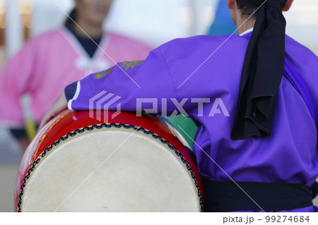 沖縄エイサー踊りの演舞中の大太鼓 沖縄エイサー踊りの演舞中の大太鼓 99274684