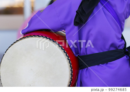 沖縄エイサー踊りの演舞中の大太鼓 沖縄エイサー踊りの演舞中の大太鼓 99274685