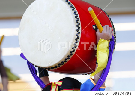 沖縄エイサー踊りの演舞中の大太鼓 沖縄エイサー踊りの演舞中の大太鼓 99274792