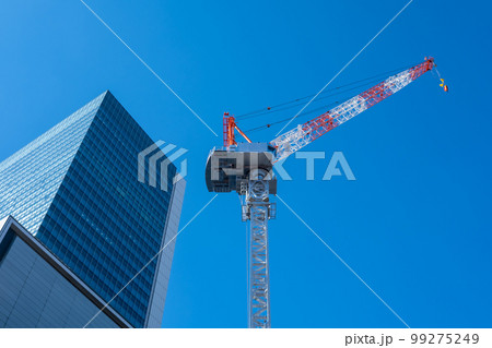 建設現場のクレーンと背後の高層ビル 渋谷 金王坂 2023.01　a-1 99275249