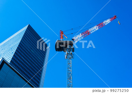 建設現場のクレーンと背後の高層ビル 渋谷 金王坂 2023.01　a-2 高彩度コントラスト 99275250