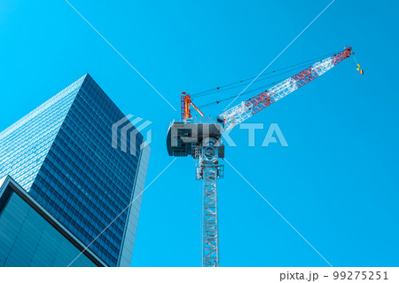 建設現場のクレーンと背後の高層ビル 渋谷 金王坂 2023.01 a-3 ライトトーン 建設現場のクレーンと背後の高層ビル 渋谷 金王坂 2023.01 a-3 ライトトーン 99275251