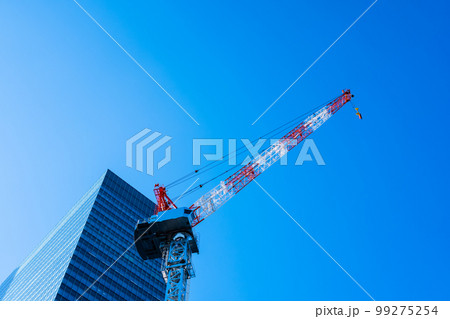 建設現場のクレーンと背後の高層ビル 渋谷 金王坂 2023.01 b-2 高彩度コントラスト 建設現場のクレーンと背後の高層ビル 渋谷 金王坂 2023.01 b-2 高彩度コントラスト 99275254