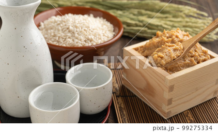 酒粕と米麹と日本酒 酒粕と米麹と日本酒 99275334