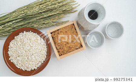 酒粕と米麹と日本酒 99275341