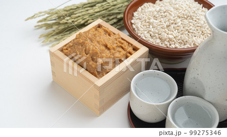 酒粕と米麹と日本酒 99275346