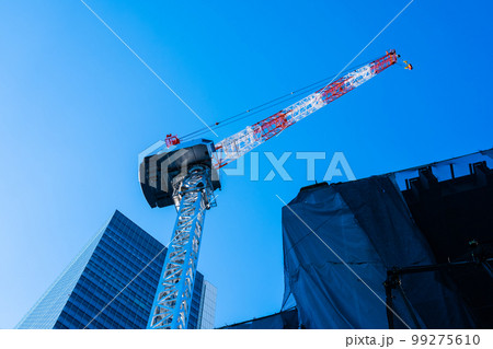 建設現場のクレーンと養生幕と背後の高層ビル 渋谷 金王坂 2023.01 高彩度コントラスト 建設現場のクレーンと養生幕と背後の高層ビル 渋谷 金王坂 2023.01 高彩度コントラスト 99275610