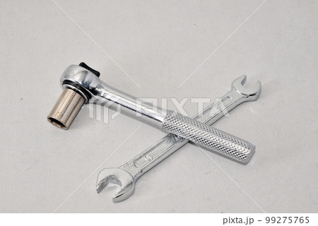 ソケットレンチとスパナ　工具 99275765