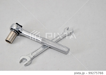 ソケットレンチとスパナ　工具 99275766