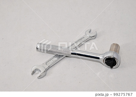 ソケットレンチとスパナ　工具 99275767