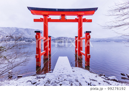 (神奈川県)降雪のあった、箱根神社 平和の鳥居 (神奈川県)降雪のあった、箱根神社 平和の鳥居 99276192