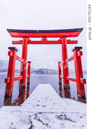 （神奈川県）降雪のあった、箱根神社　平和の鳥居 99276194