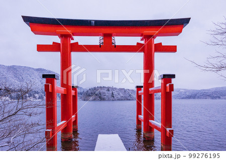 (神奈川県)降雪のあった、箱根神社 平和の鳥居 (神奈川県)降雪のあった、箱根神社 平和の鳥居 99276195