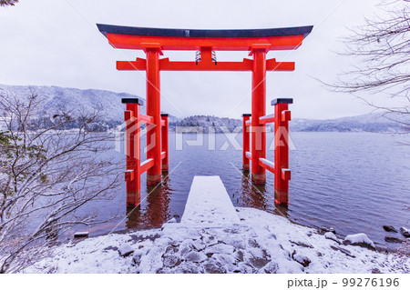 （神奈川県）降雪のあった、箱根神社　平和の鳥居 99276196