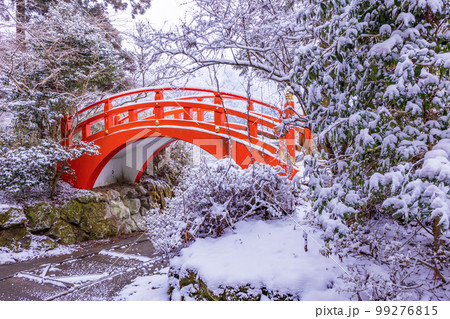 (神奈川県)降雪のあった、箱根神社 船庫に架かる朱色の橋 (神奈川県)降雪のあった、箱根神社 船庫に架かる朱色の橋 99276815