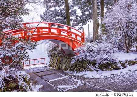 （神奈川県）降雪のあった、箱根神社　船庫に架かる朱色の橋 99276816