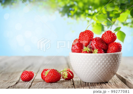 Fresh ripe garden strawberry 99277081